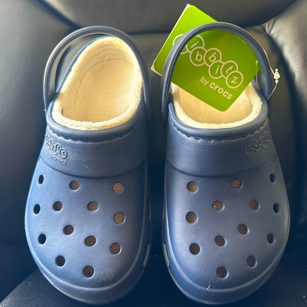 Unisex Black Sherpa Lined Crocs